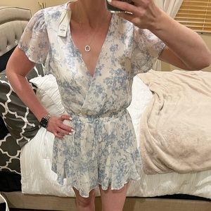 NWT Flutter Sleeve Romper Size M